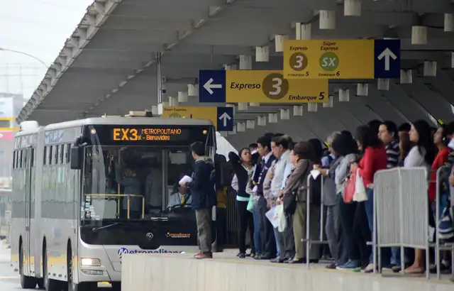  Adultos mayores deben enfrentar largas colas de más de media hora en estación Naranjal. Foto: Luis Centurión / La República   