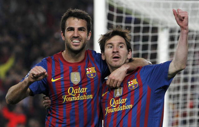 Fábregas celebrando un gol con Lionel Messi en el FC Barcelona.