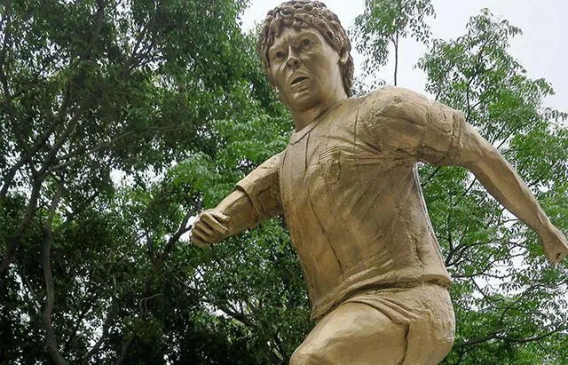 DIego Maradona estatua