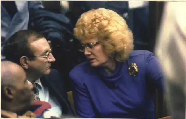 Lionel y Joyce Dahmer en Monstruo. Foto Netflix