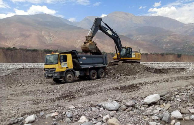 Maquinaria de Ministerio de Vivienda que estuvo paralizada desde fenómeno del niño ya está operativa en La Libertad. Foto Difusión Maquinaria de Ministerio de Vivienda que estuvo paralizada desde fenómeno del niño ya está operativa en La Libertad. Foto Difusión