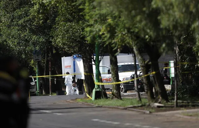 Peritos forenses laboran en la zona del atentado por un grupo armado contra Omar García Harfuch. Foto: EFE.