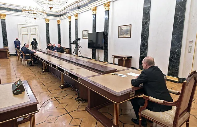 Vladimir Putin guarda distancia durante una reunión con sus asesores, en febrero de 2022. Foto: AFP/Sputnik