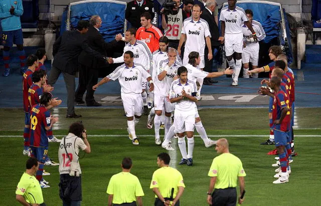 Pasillo del Barcelona al Real Madrid en 2008. Foto: El País