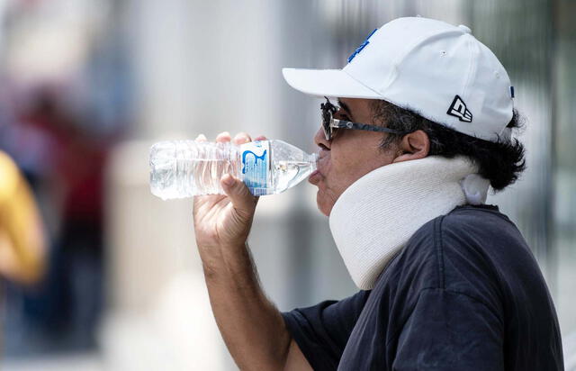  La Secretaría de Salud de México recomienda a los ciudadanos mantenerse hidratados. Foto: EFE   