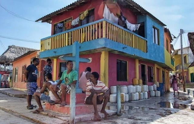 Habitantes de la isla Santa Cruz del Islote. Foto: Pinterest   