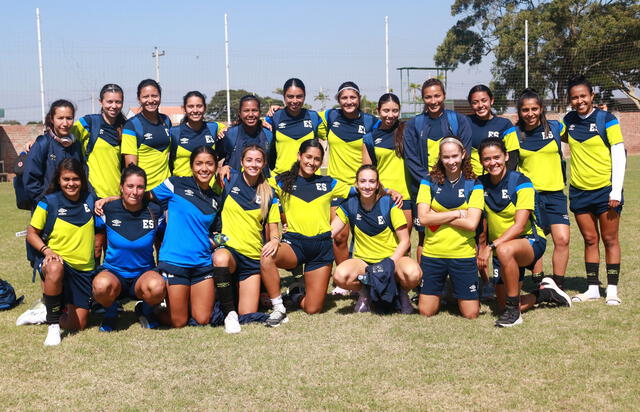 Entrenamiento del equipo femenino de El Salvador. Foto: X/la Selecta.   
