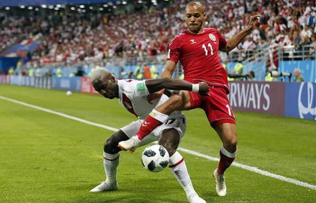  Martin Braithwaite disputando un balón con André Carrillo. Foto: EFE   