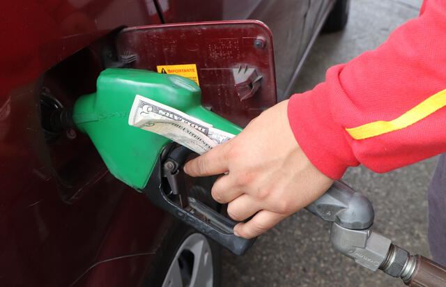 La diferencia en los precios de la gasolina entre Uruguay y otros países latinoamericanos es notable. Foto: El Universo.   