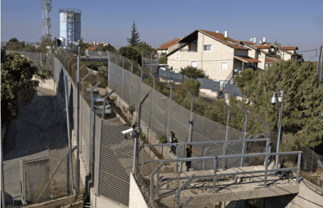 Alambrada que divide la casa de la familia Gharib del asentamiento israelí . Foto: AFP