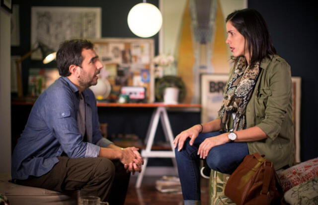 Lucía conversa con Rodrigo, su compañero de vivienda, sobre sus problemas amorosos. Foto: Locos de amor