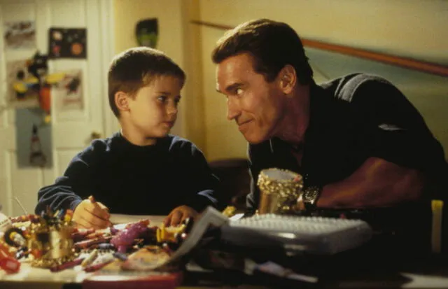 Arnold Schwarzenegger y Jake Lloyd protagonizaron "El regalo prometido"