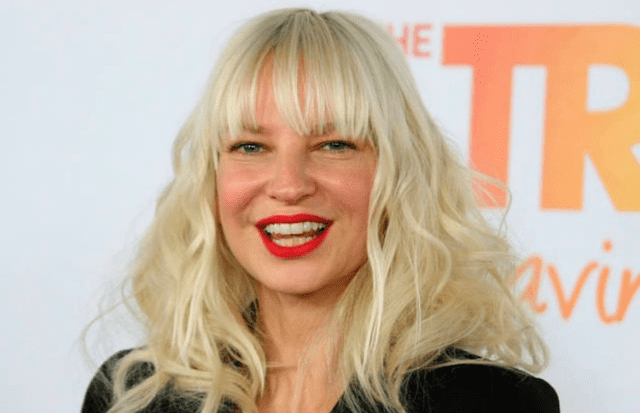 Sia revela que adoptó a dos jóvenes de 18 años.