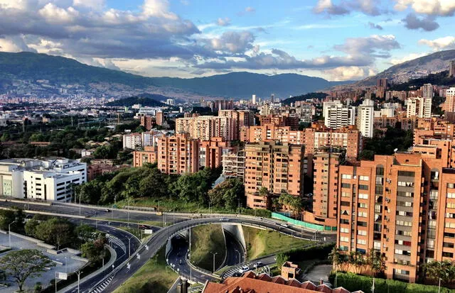  Medellín, "La Ciudad de la Eterna Primavera", ofrece un clima agradable todo el año, ideal para explorar sus paisajes y disfrutar de la vibrante Feria de las Flores. Foto: Hayo   