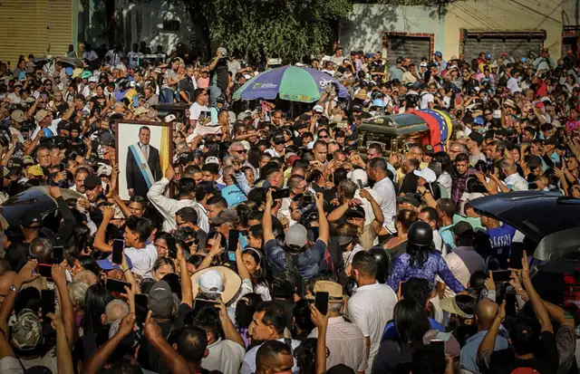 Cientos de ciudadanos despidieron a Alfredo Díaz el 8 de diciembre. Cientos de ciudadanos despidieron a Alfredo Díaz el 8 de diciembre.
