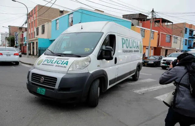 Un camión de policía traslada los restos de Abimael Guzmán a la morgue del Callao, en Lima (Perú). Foto: EFE