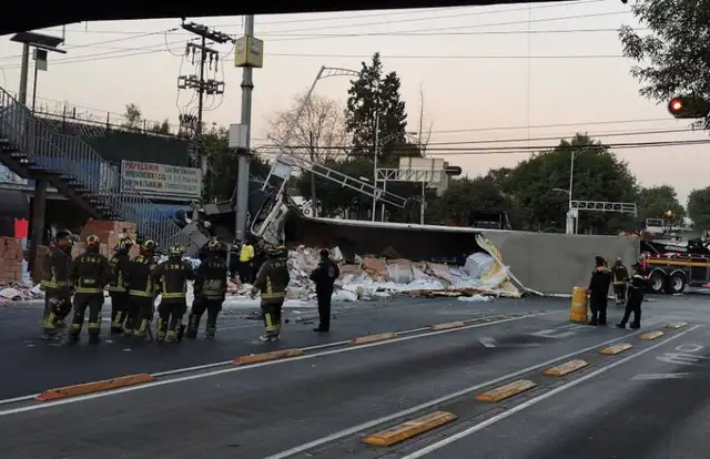 Tras volcarse el trailer dejó caer su contenido. Foto: Cuartosocuro Tras volcarse el trailer dejó caer su contenido. Foto: Cuartosocuro