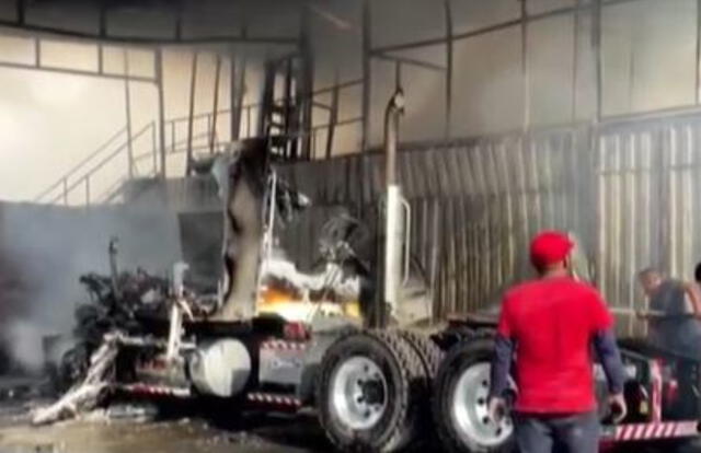 Las llamas, que se habrían originado en la zona de almacén, consumieron un vehículo. Foto: captura Canal N.   