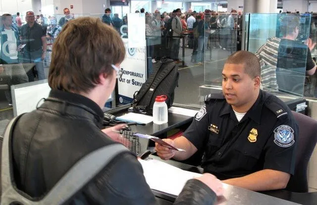 Responder adecuadamente hará que puedas viajar sin problemas a tu lugar de destino. Foto: Turismo casual