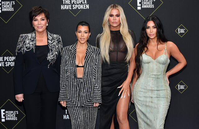 Kris Jenner y sus hijas Kourtney, Khloe y Kardashian sorprendidas en la alfombra roja de los People's Choice Awards 2019.