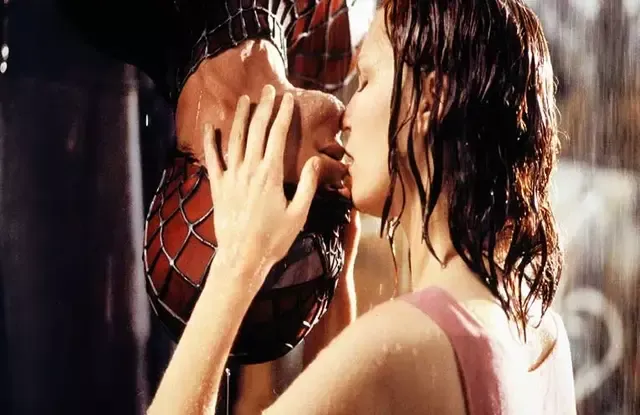 Beso entre Tobey Maguire y Kirsten Dunst en Spiderman. FOTO: Instagram / Tomatazos