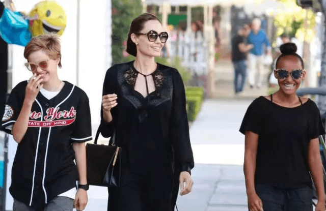 Angelina Jolie, Maddox y Zahara paseando por Los Ángeles.