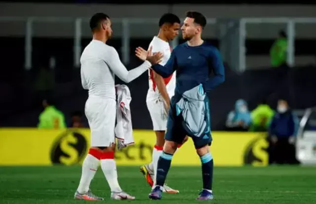 Miguel Trauco y Lionel Messi intercambiaron camisetas al finalizar el partido en el Estadio Monumental. Foto: EFE