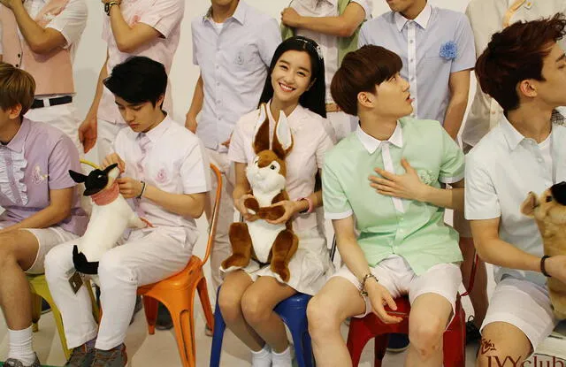 Seo Ye Ji y EXO para la marca de uniformes y ropa juvenil IVY CLUB. Foto: Naver