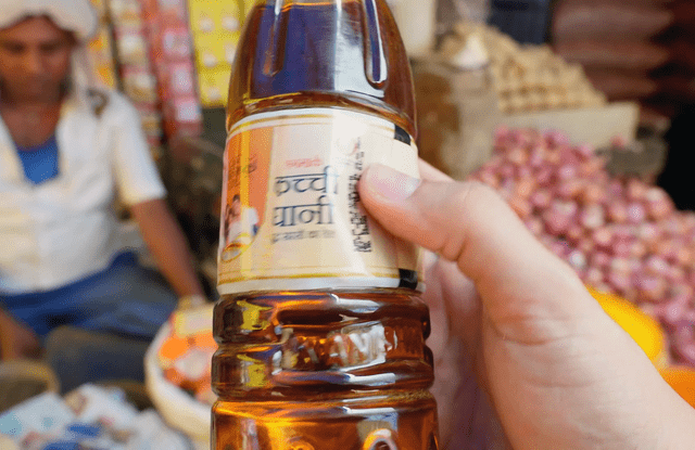 El aceite de la India tiene color marrón. Foto: YouTube/Pasaje en Mano 