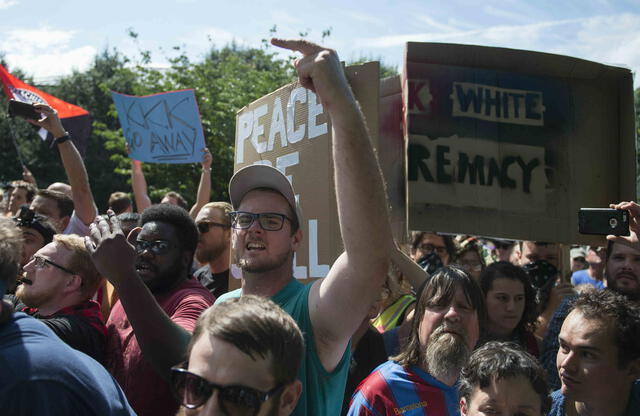 EEUU: Miembros del Ku Klux Klan marcharon bajo abucheos 