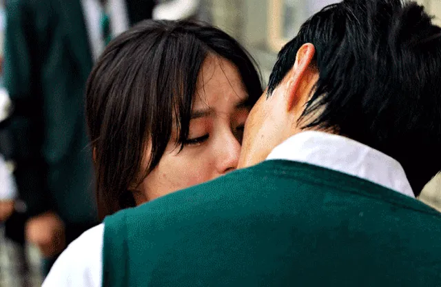 Beso de On Jo y Cheong San de Estamos muertos. Foto: Netflix