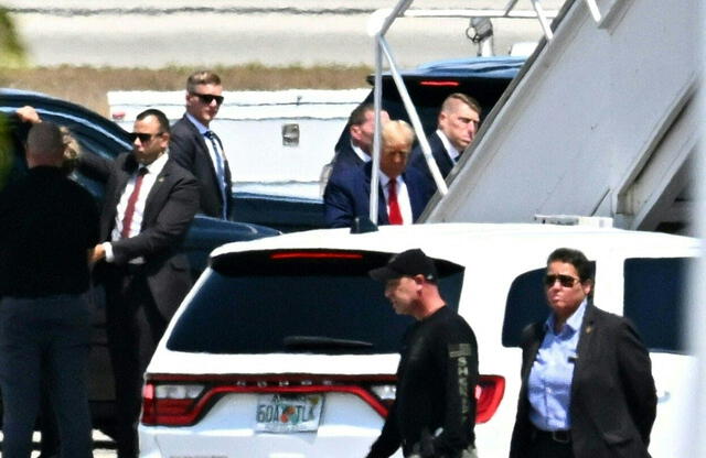  Donald Trump dejando West Palm Beach para volar a Nueva York. Foto: AFP<br>    