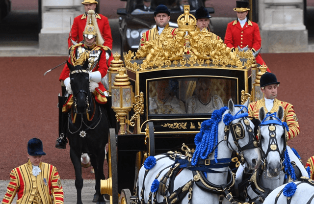 La carroza Gold State Coach de Isabel II fue utilizada para la procesión de la coronación de los reyes Carlos III y Camilla. Foto: Agencia EFE   