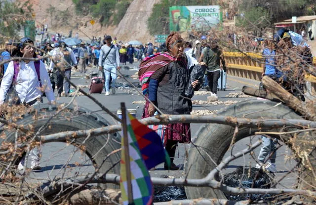 Este miércoles se cumplieron tres días consecutivos de bloqueos organizados por grupos que apoyan a Evo Morales. Foto: AFP.   