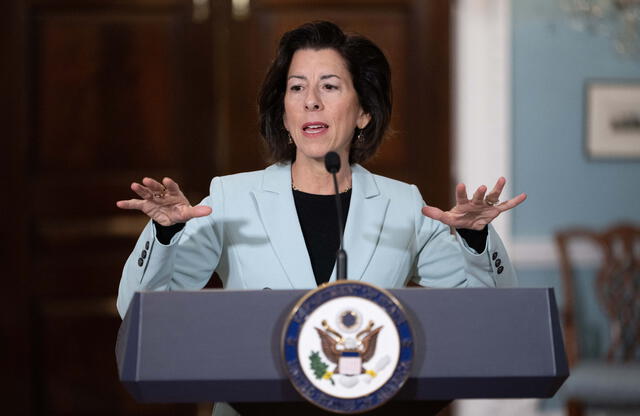 La secretaria de Comercio de EE.UU., Gina Raimondo, señaló que las restricciones buscan consolidar la ventaja competitiva de Estados Unidos. Foto: AFP   