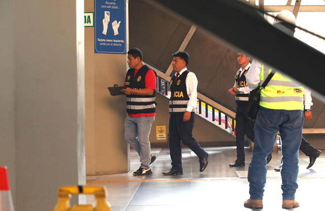 Policías investigan las causas del ataque en la estación La Cultura. Foto: Carlos Félix/La República    