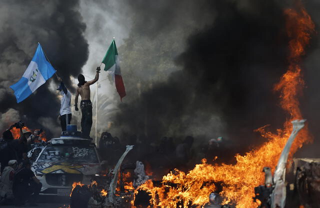 Manifestantes alzan banderas de países de América Latina como señal de lucha compartida y llamado de justicia. Foto: AFP Manifestantes alzan banderas de países de América Latina como señal de lucha compartida y llamado de justicia. Foto: AFP
