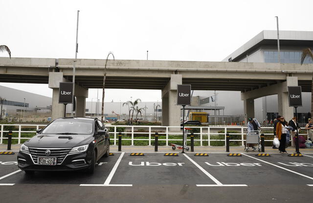 Zona de taxis en el aeropuerto Internacional Jorge Chávez. Foto: Sebastián Blanco   