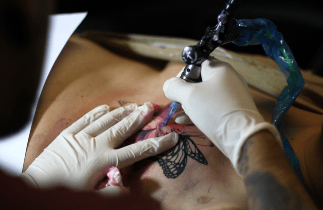 La original idea de regalar tatuajes para San Valentín. Foto: Renato Pajuelo Zorrilla / La República
