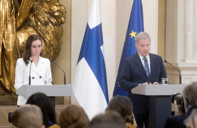 Presidente y Primera Ministra de Finlandia anuncian la aprobación de la solicitud para su ingreso a la OTAN. Foto: EFE