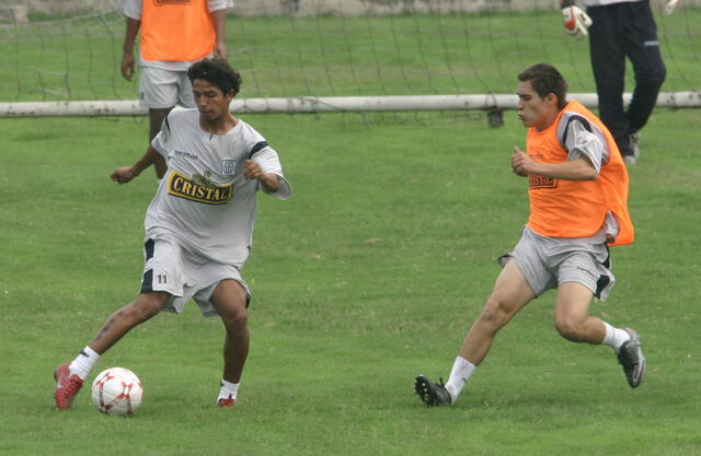 Ernesto Salazar entrenando con Reimond Manco en Alianza Lima. Foto: Grupop La República