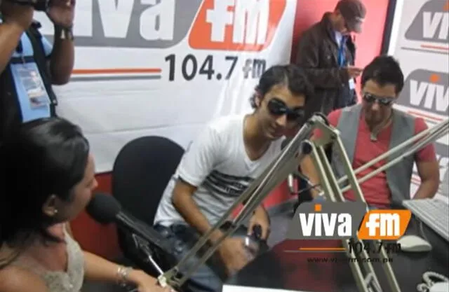 Víctor Muñoz visitó la cabina de Viva FM.