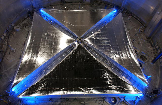 Los prototipos de veleros solares poseen una vela extremadamente delgada y reflectante que dirija el viaje de manera similar que un barco con vela en el mar. Foto: NASA
