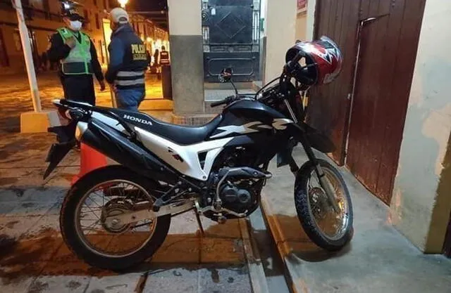 La motocicleta donde el presunto feminicida intentó darse a la fuga. Foto: difusión