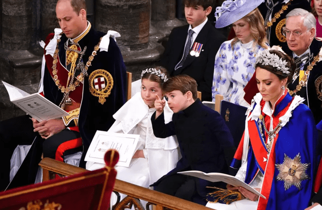 Los príncipes de Gales junto a sus dos menos hijos, Charlotte y Louis. Foto: Agencia AFP   