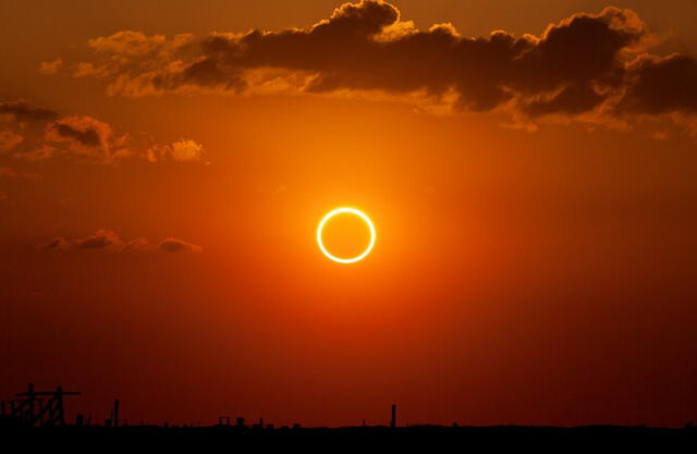 Para ver un eclipse solar anular es necesario usar protección para los ojos. Foto: Kevin Baird/Exploratorium   