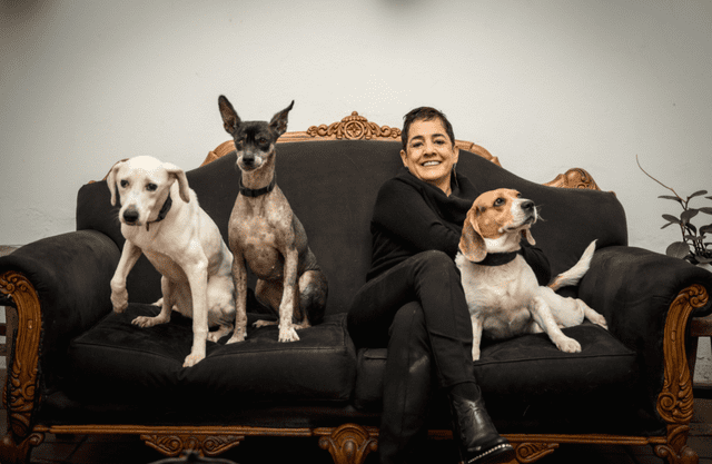 Patricia del Río con Lola, Blanca y Muñeca. Foto: John Reyes. Patricia del Río con Lola, Blanca y Muñeca. Foto: John Reyes.