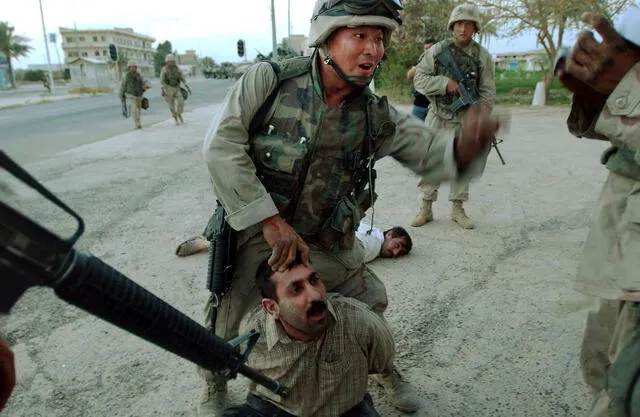 Infante de marina estadounidense detiene a un prisionero de guerra iraquí. Imagen del 14 de abril de 2003 en Tikrit. Foto: Marco Di Lauro (Getty Images). Infante de marina estadounidense detiene a un prisionero de guerra iraquí. Imagen del 14 de abril de 2003 en Tikrit. Foto: Marco Di Lauro (Getty Images).