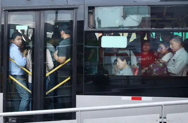 Buses del Metropolitano en hora punta. Foto: Carlos Félix   