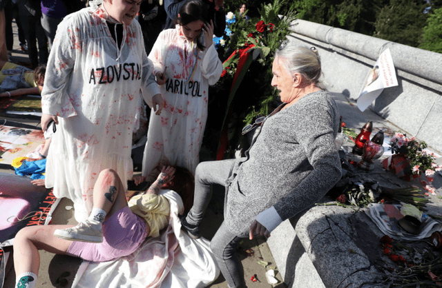 Manifestantes en el cementerio de Varsovia, por el Día de la Victoria. Foto: EFE